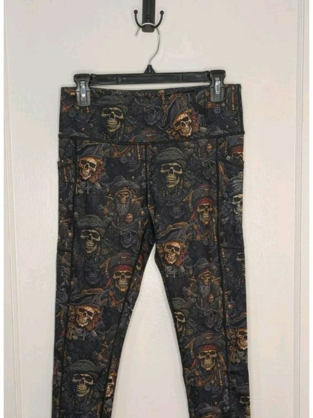 Size Medium Constantly Varied Gear Pirates Booty Capri Leggings